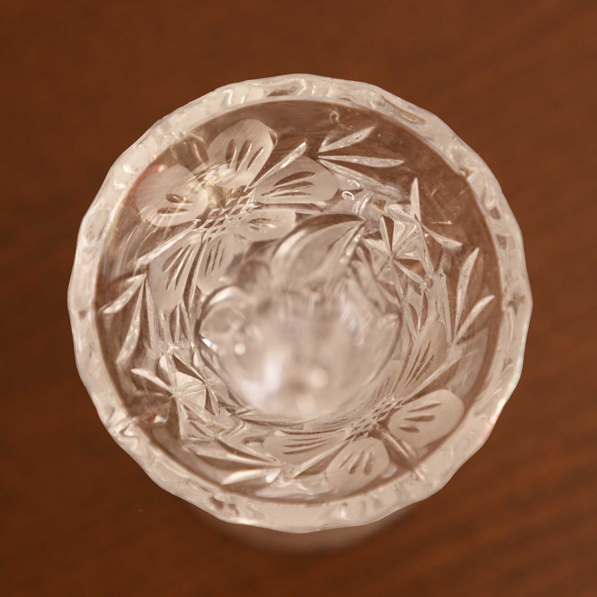 Szklany wazonik wazon z motywem kwiatowym