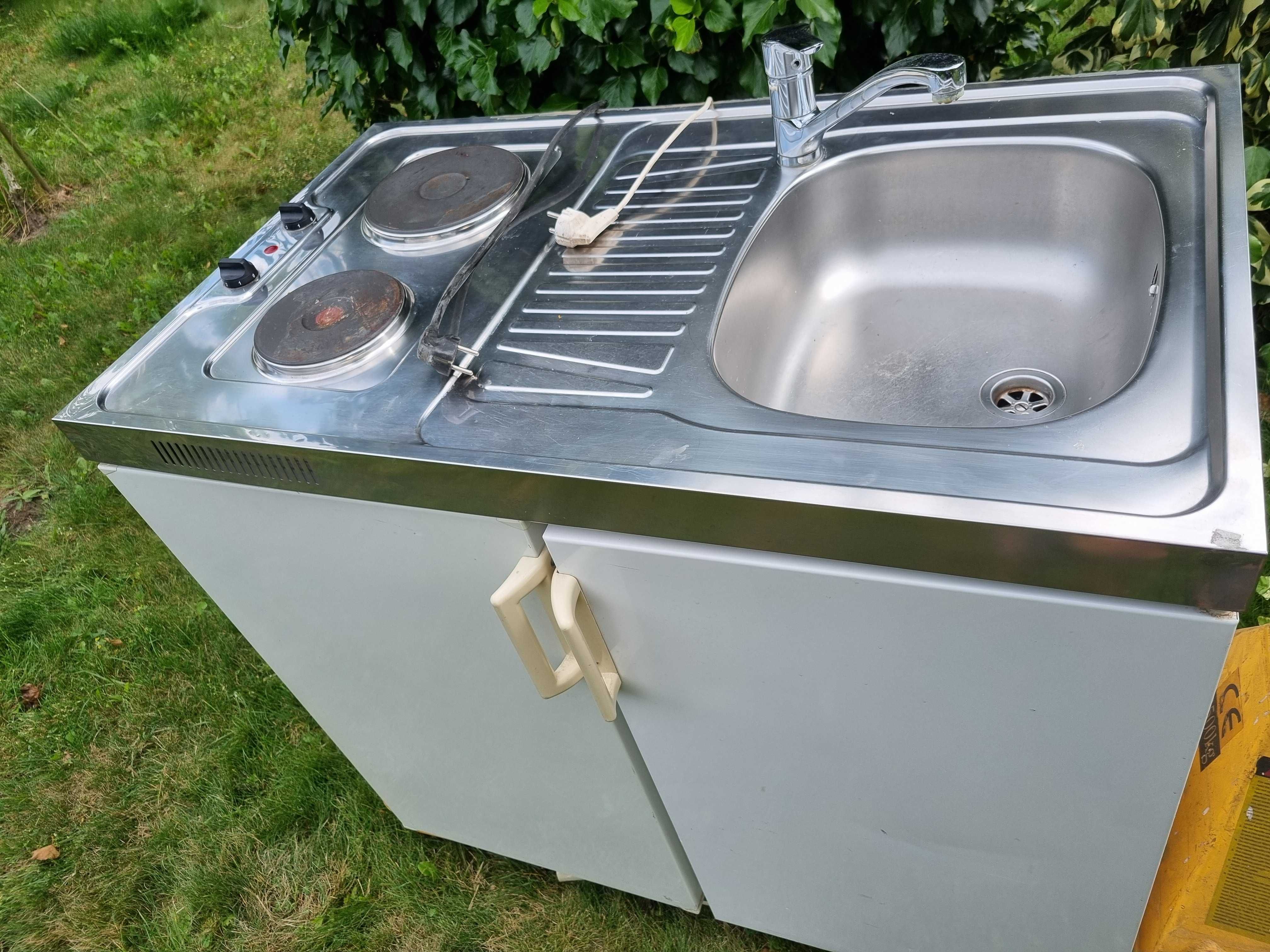 Aneks kuchenny z lodówką Gorenje, płytą i zlewem – kompaktowy zestaw