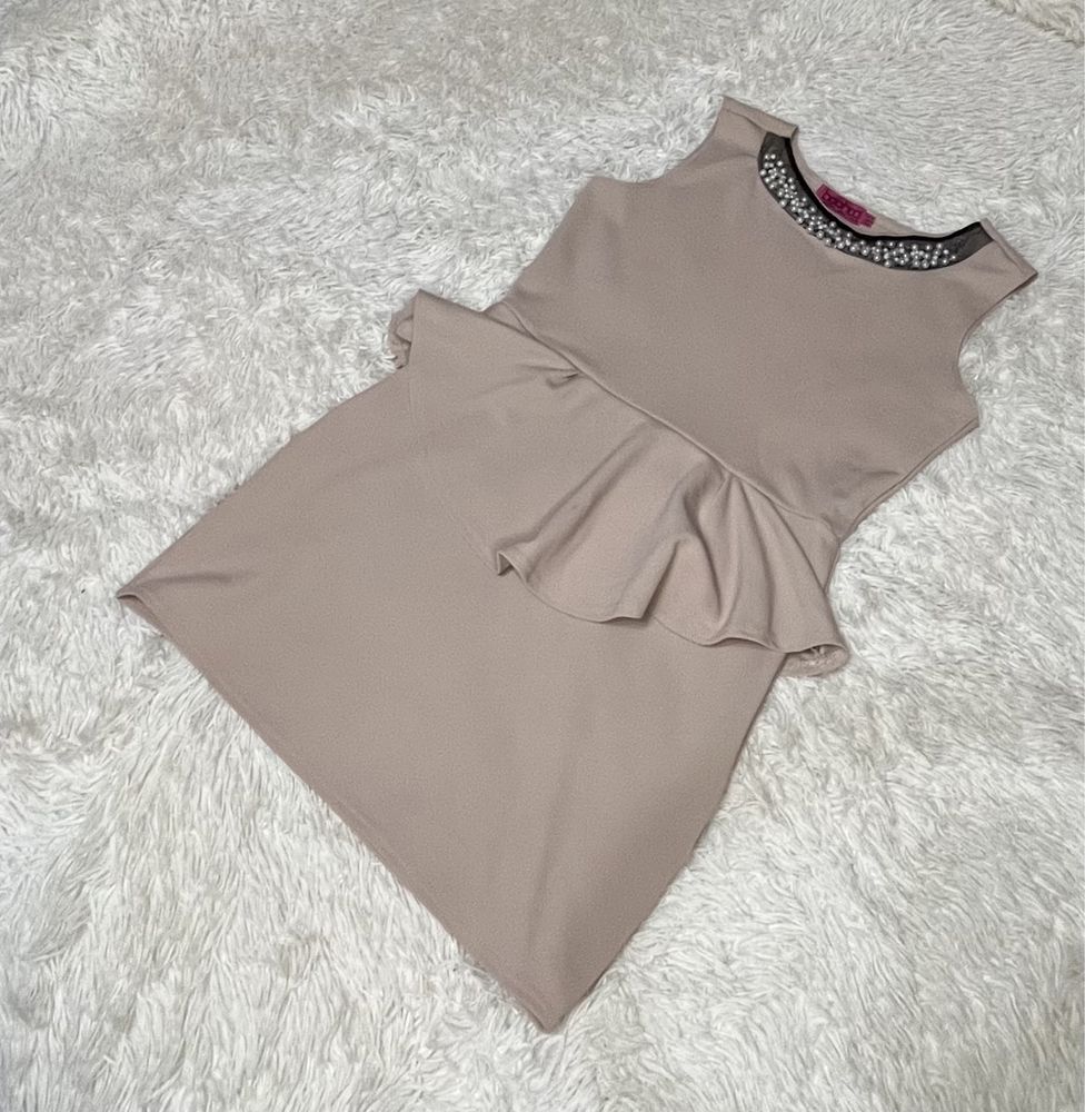 Сукня міні з баскою бежевого кольору
