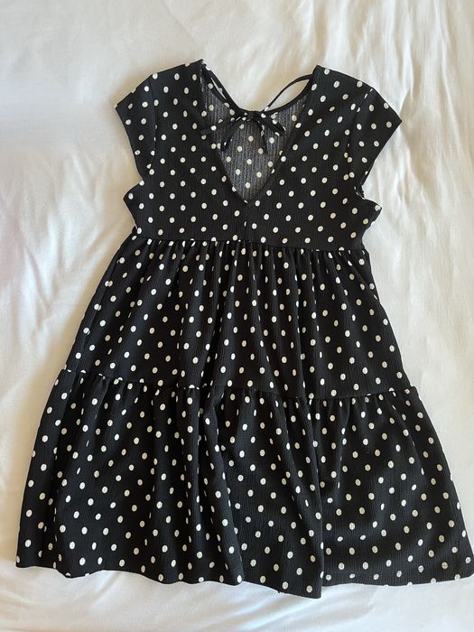 Luźna czarna sukienka w kropki