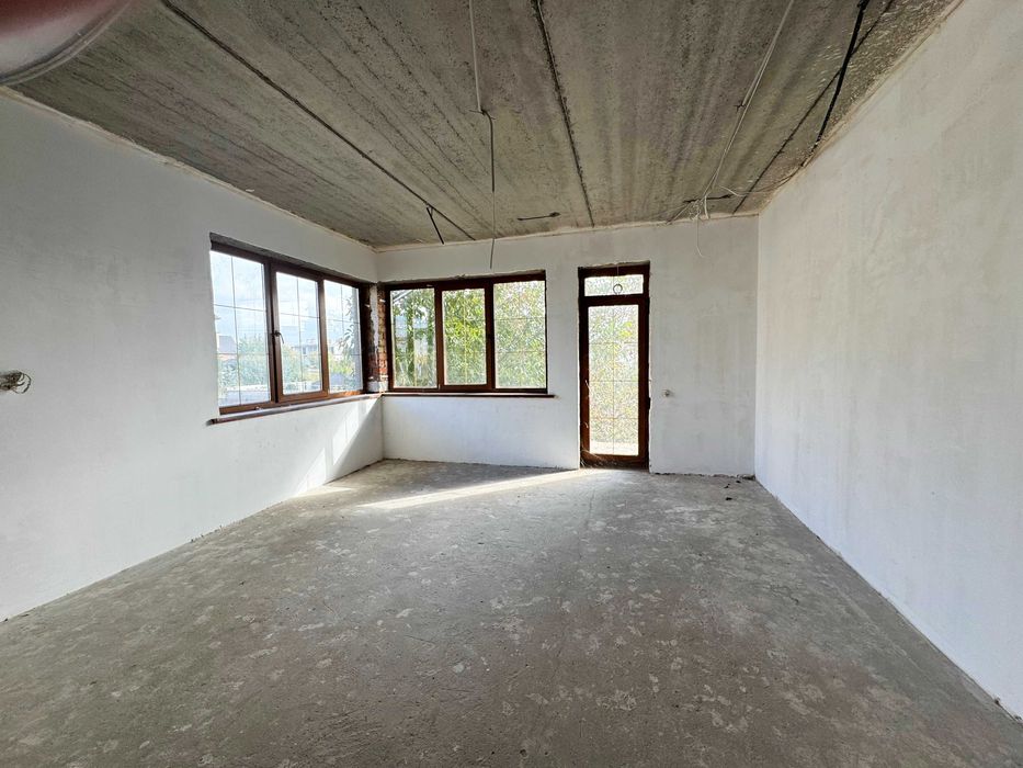 Дом в Совиньоне, ул. Бризова. 9 соток. Есть подвал. Гараж на 2 авто