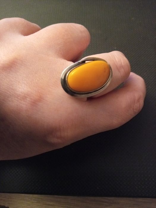 Srebrny pierścionek z bursztynem