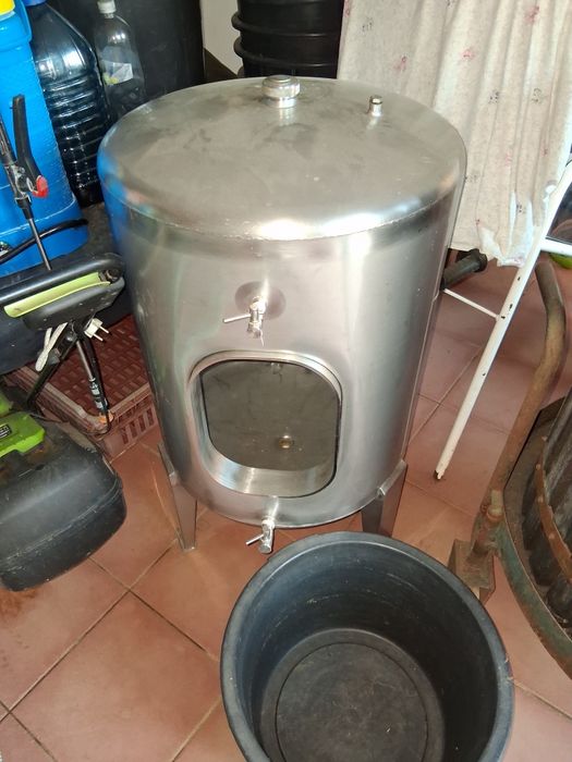 Para venda prensa duas vasilhas inox de 300 e 200 litros e o esmagador