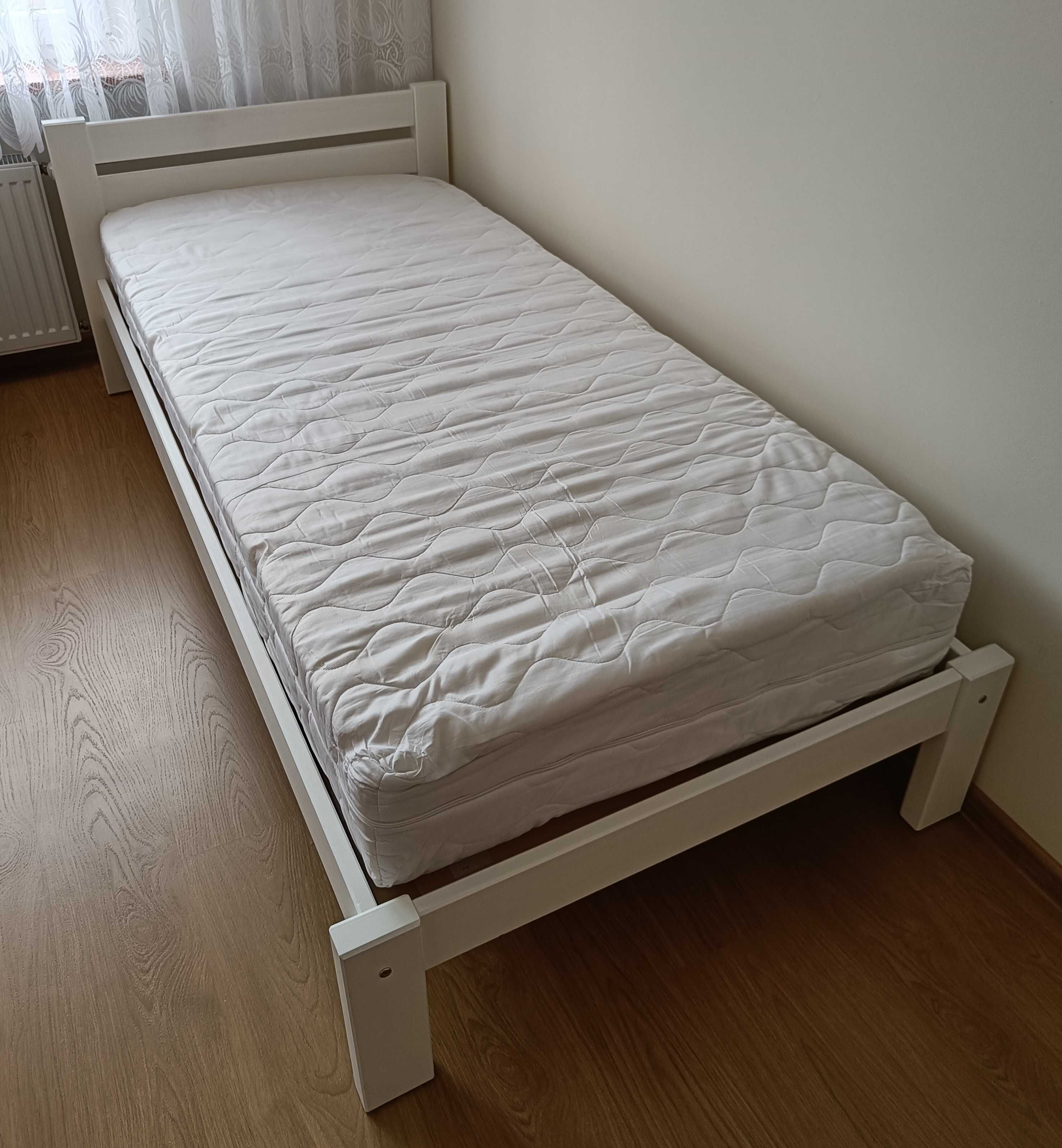 Łóżko drewniane białe z materacem i stelażem stan bardzo dobry.