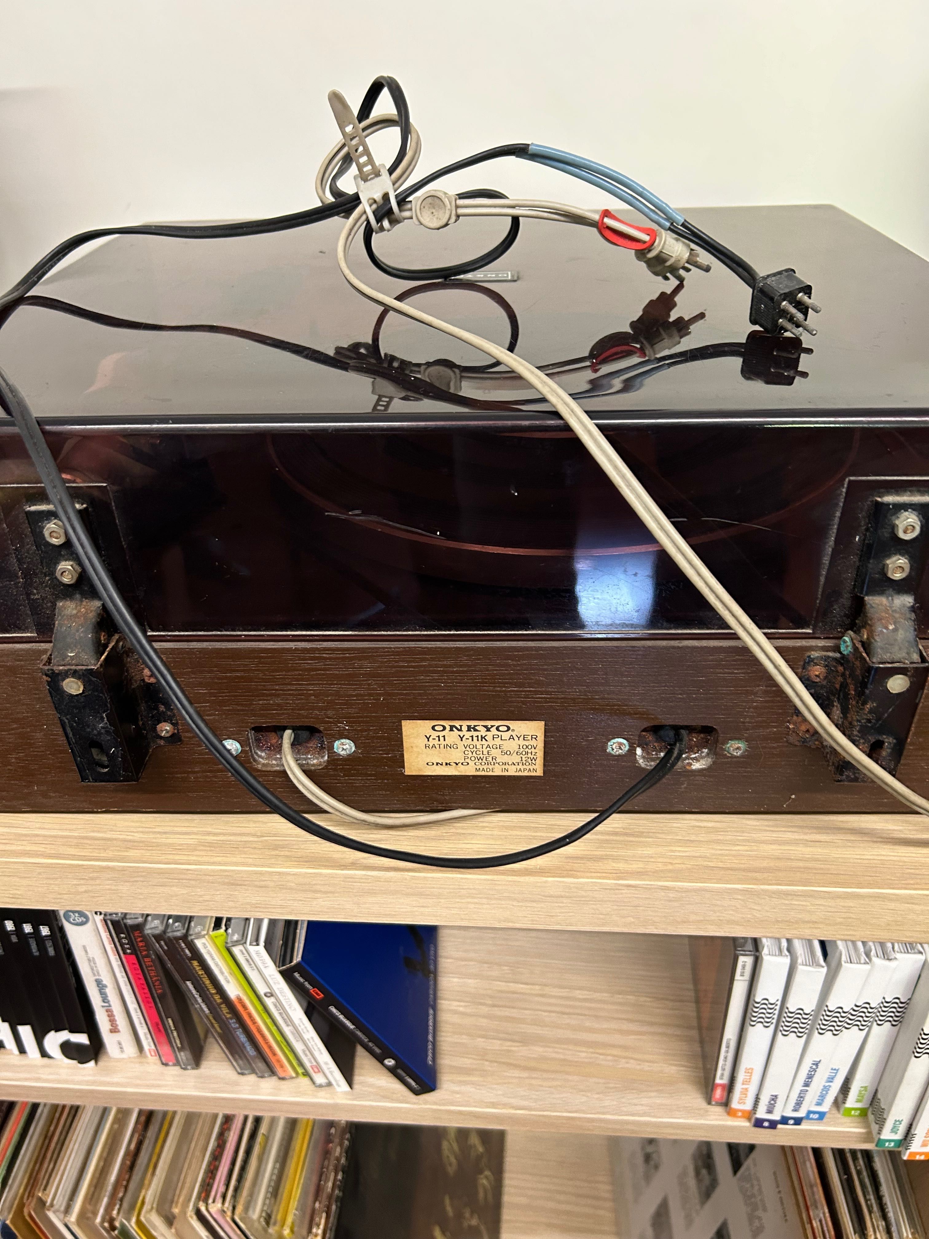 Gira disco Akai vintage a tocar na perfeição