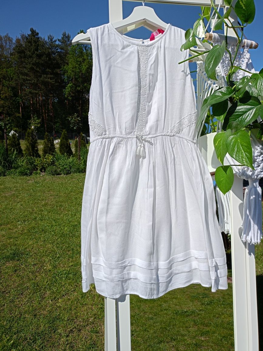 Biała sukienka 152