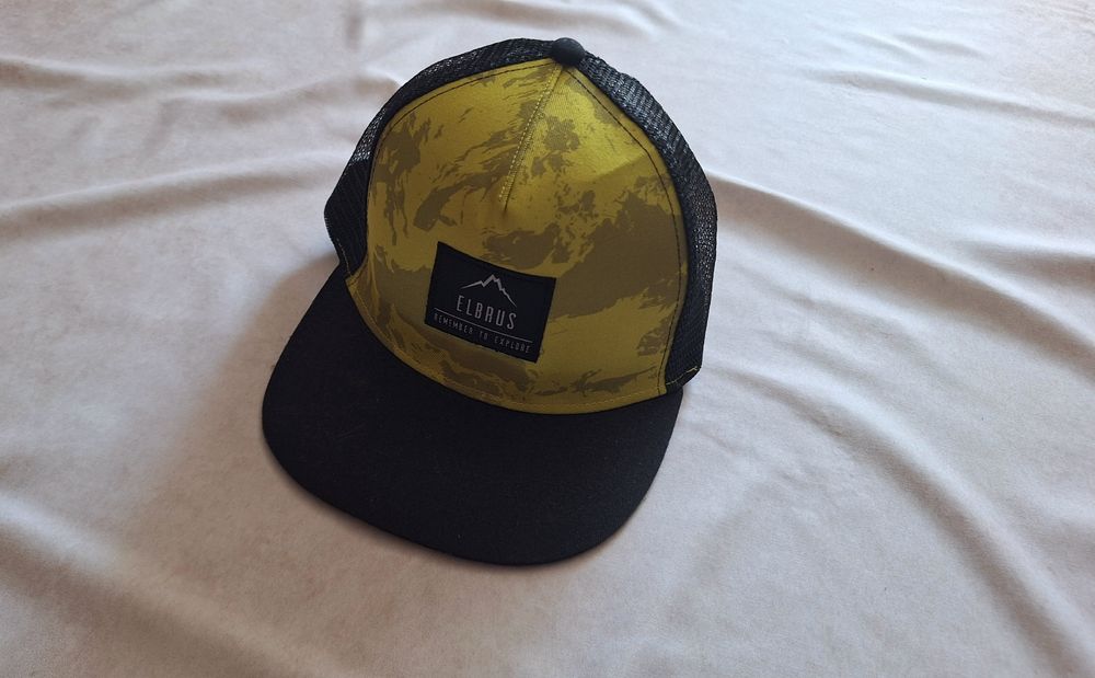 Czapka z daszkiem czarno żółta z siatka