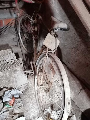 Bicicleta de corrida antiga para restauro