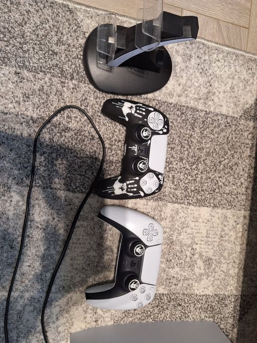 Ps5 z napędem,dwoma padami i stacją dokującą