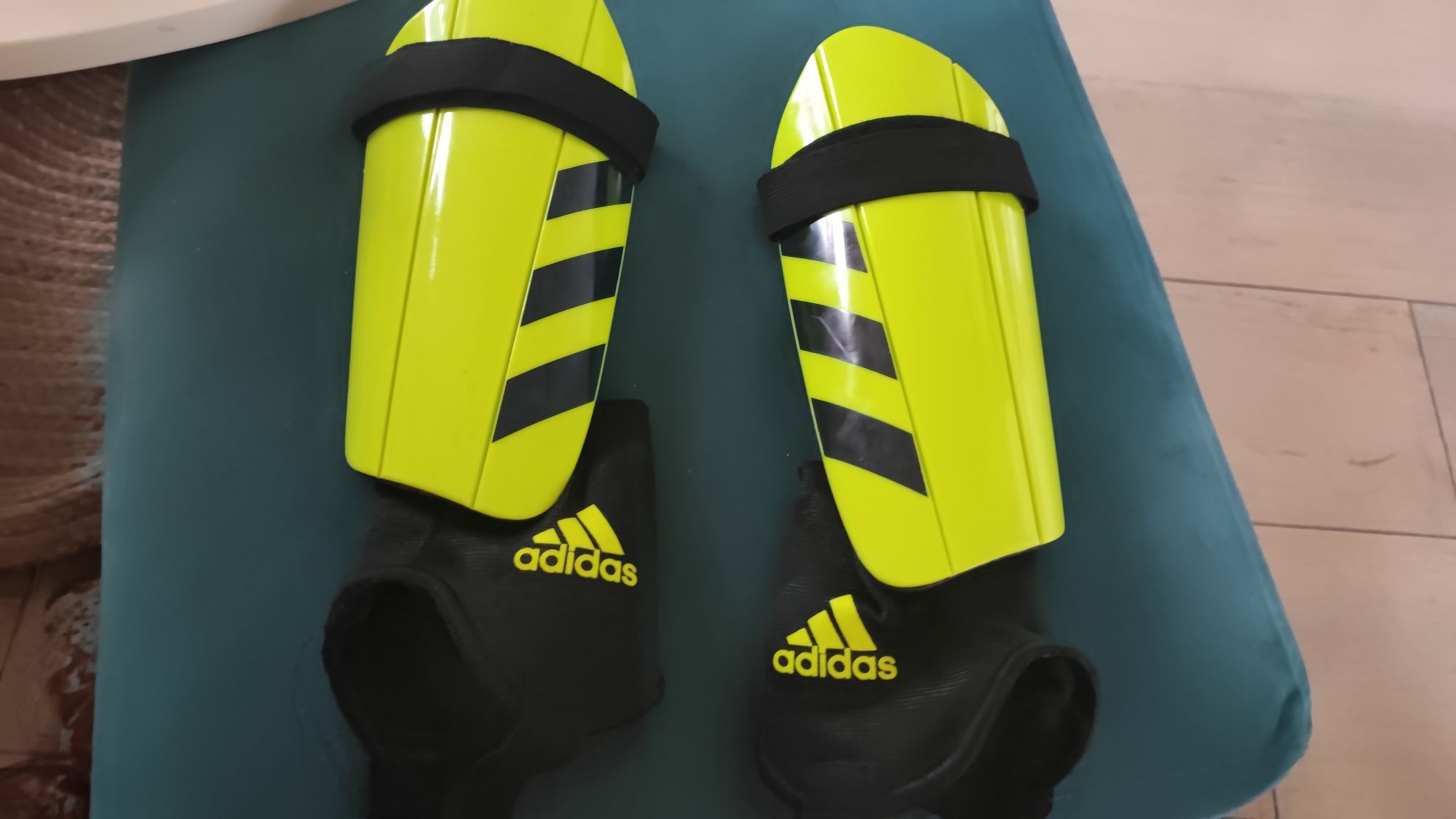 Adidas® nagolenniki / ochraniacze  piłkarskie