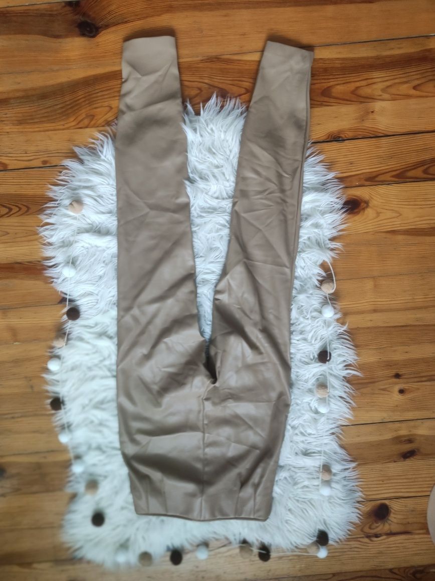 Beżowe spodnie legginsy rurki ekoskóra wysoki stan Zara 34