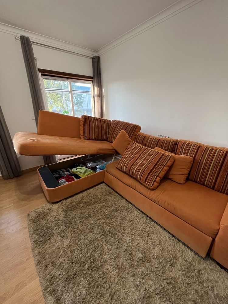 Sofa com chaise e arrumação