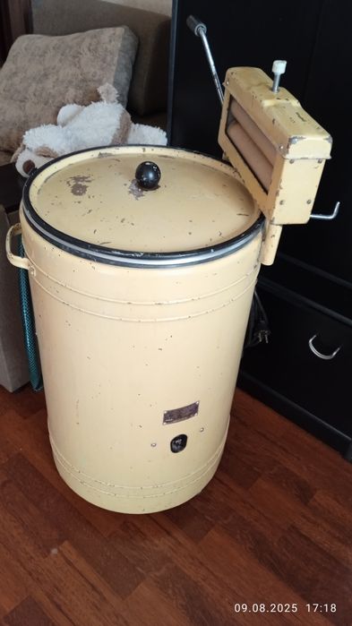 Стиральная машинка ВОЛГА. С ручным выжимом. Стирает хорошо.