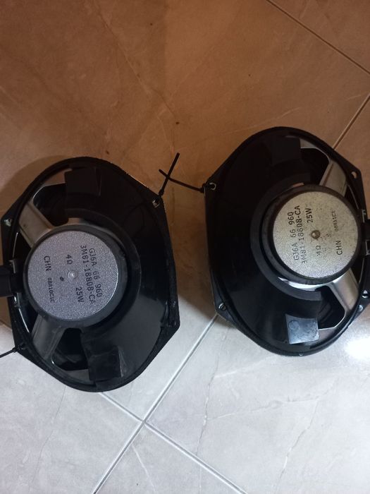 Quatro colunas de automóvel