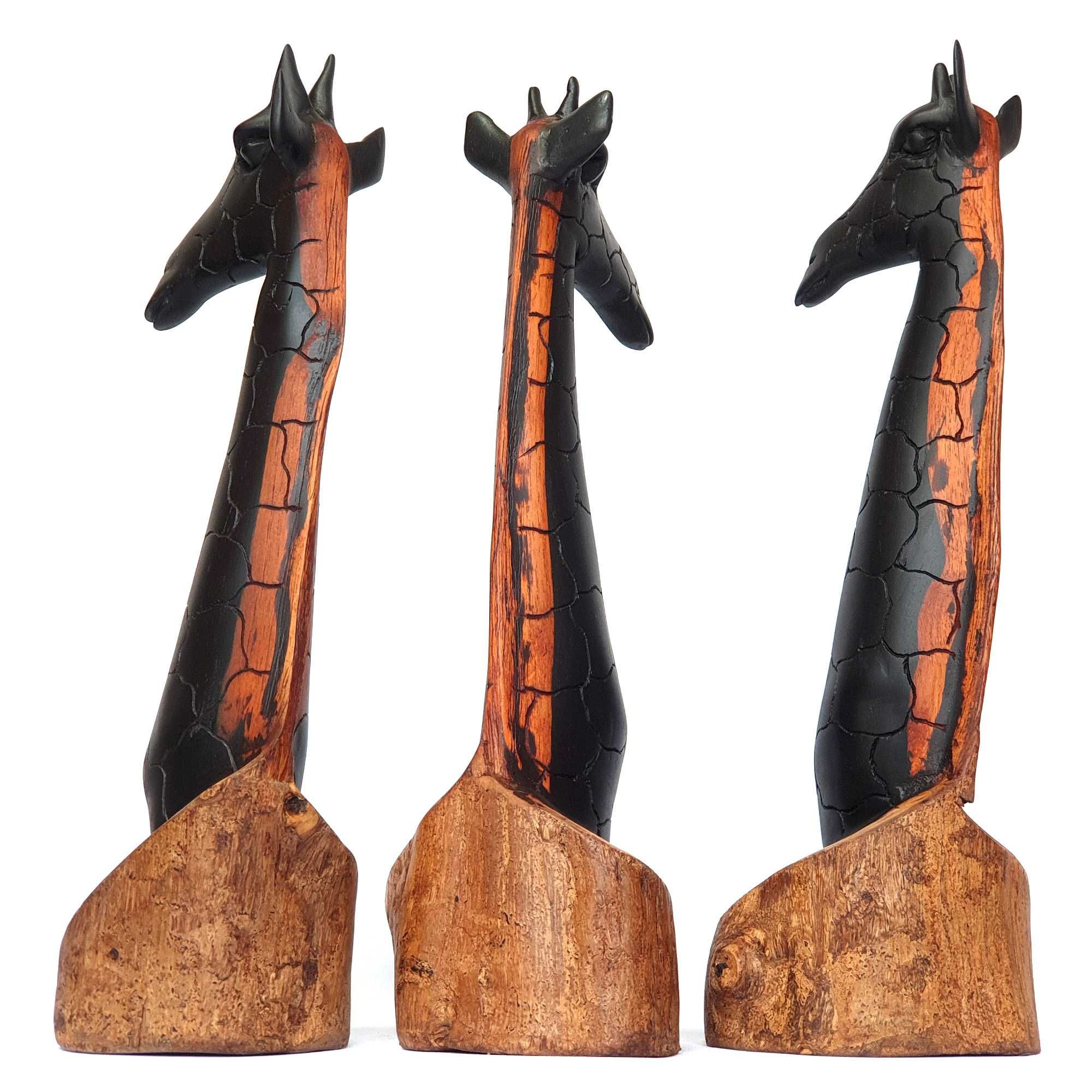 Conjunto de 3 esculturas de girafa em madeira feitas de tronco madeira
