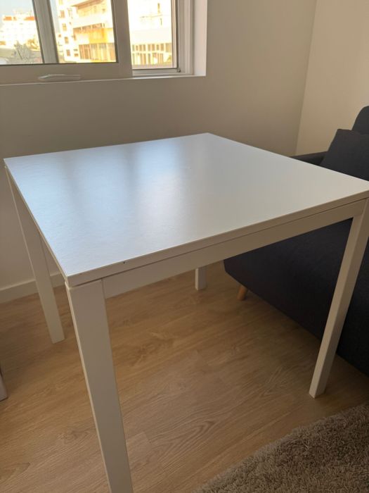 Mesa quadrada branca