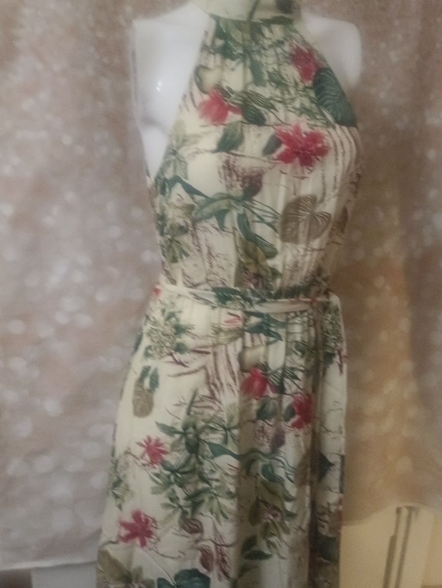 Sukienka z dekoltem halter