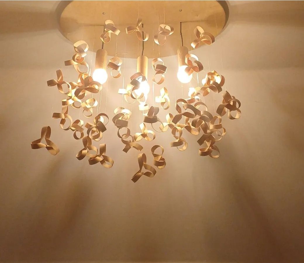Drewniana lampa wisząca - rękodzieło