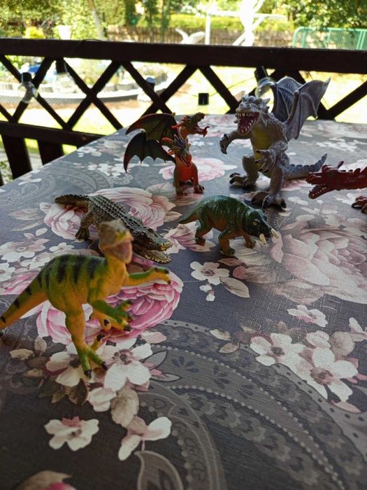 figurki dinozaurow
