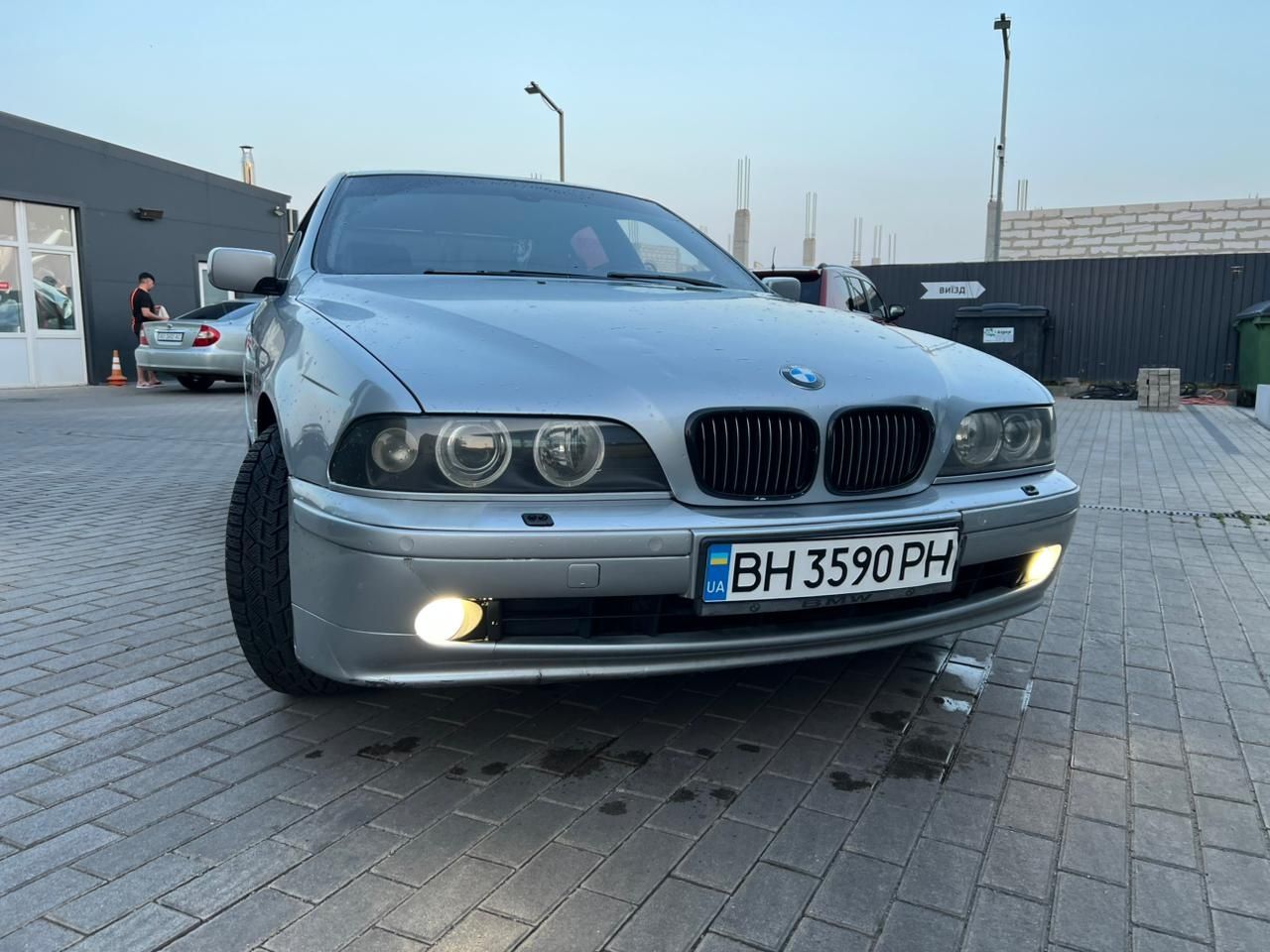 Продам BMW е 39 в шикарном состоянии вложение не требуется сел поехал