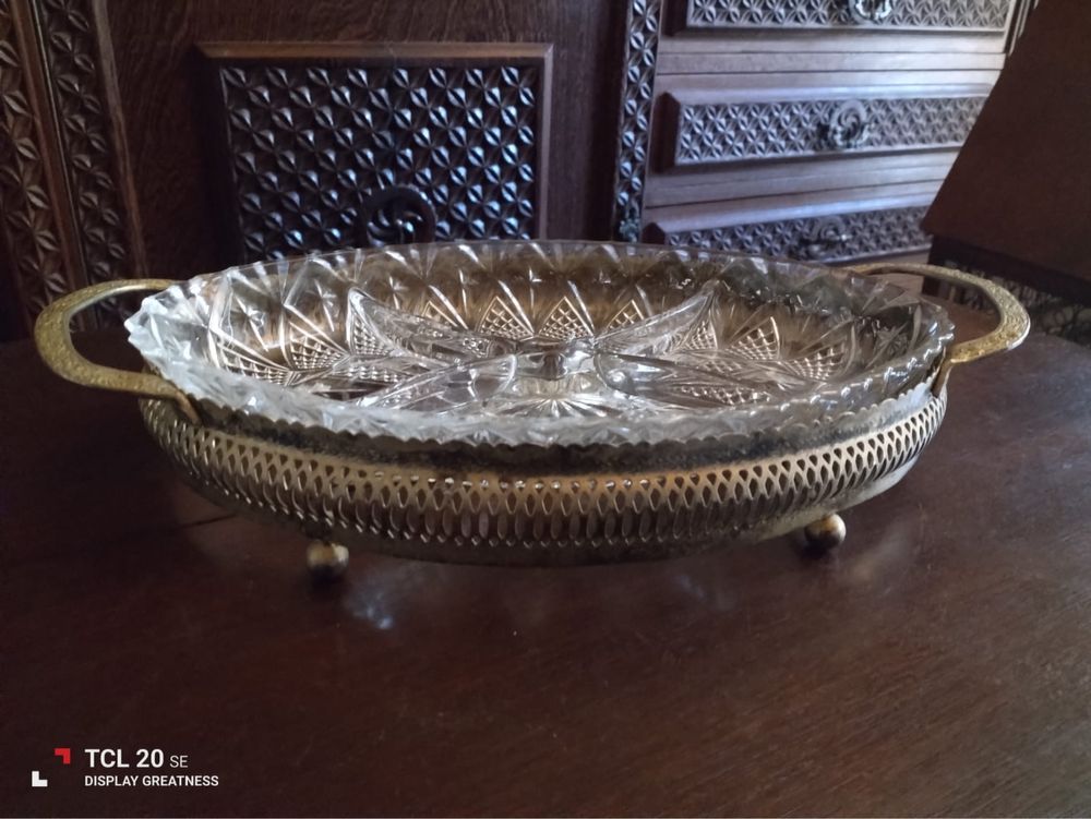 Tabuleiro para aperitivos em vidro lapidado e base em casquinha