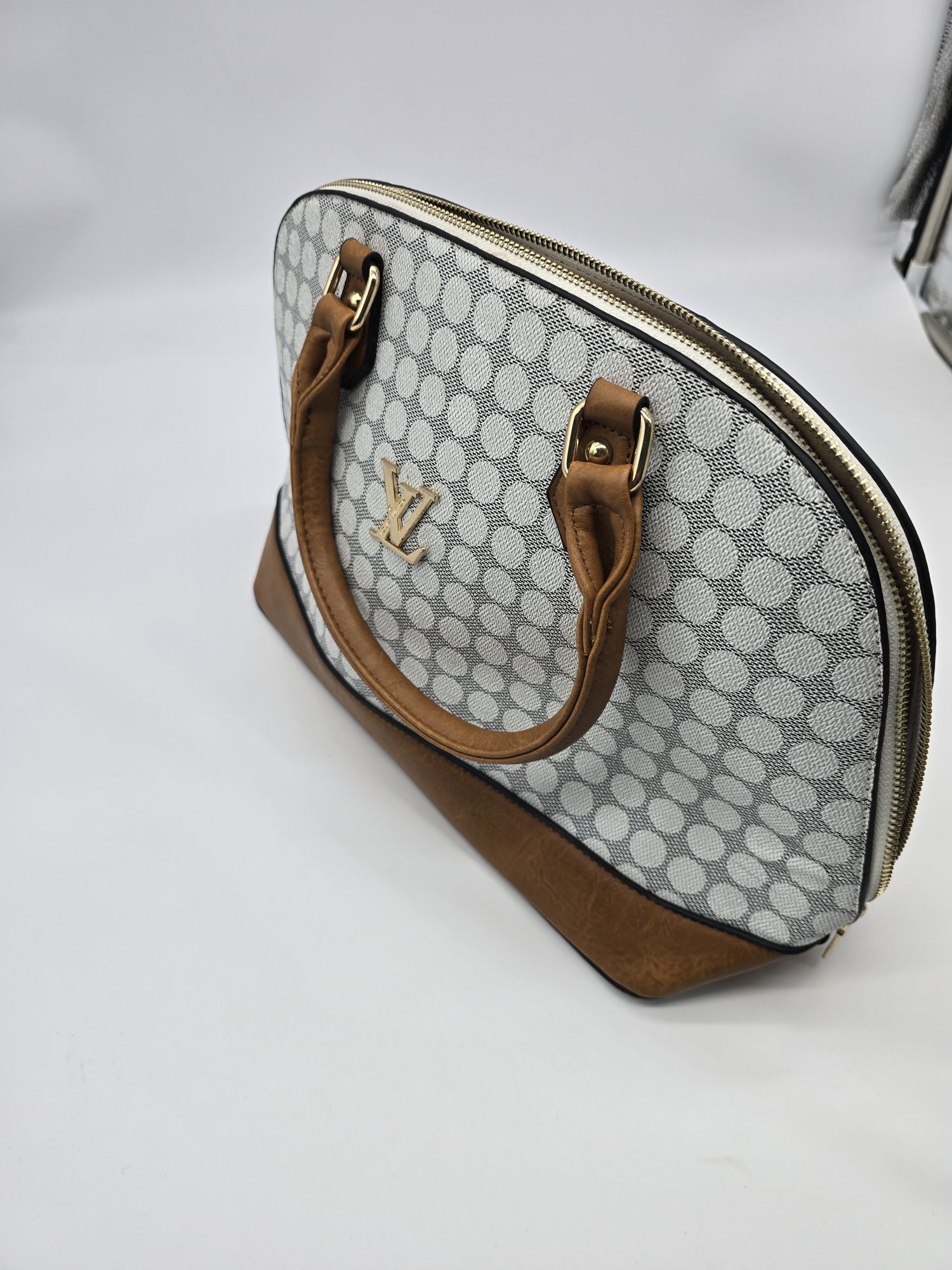 Mala nova com estampagem tipo Louis Vuitton