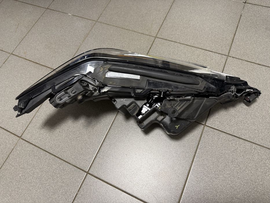 Продам оригинальную фару с Lexus ES 2021 USA