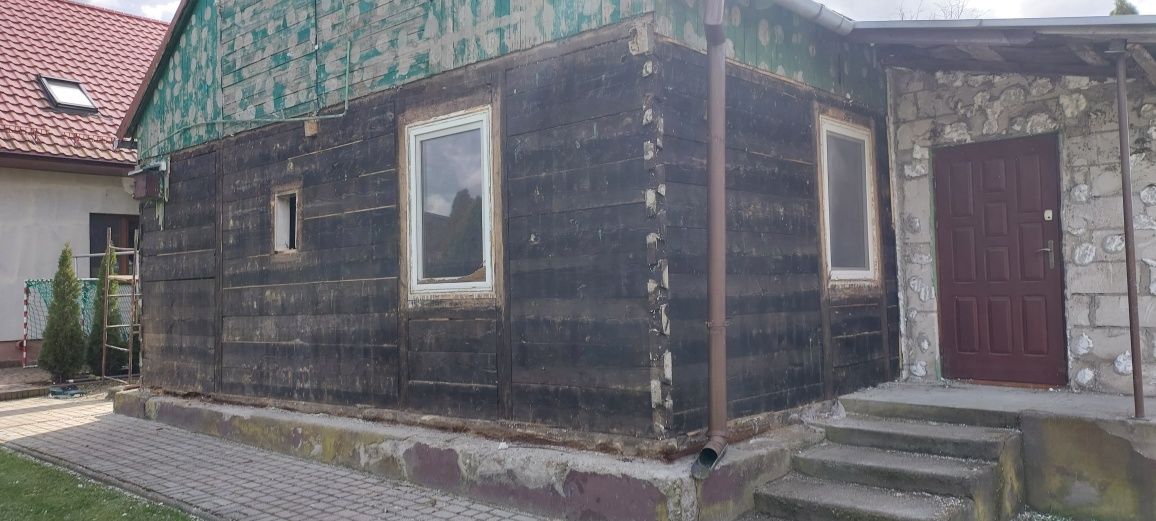 Drewniany dom do rozbiórki