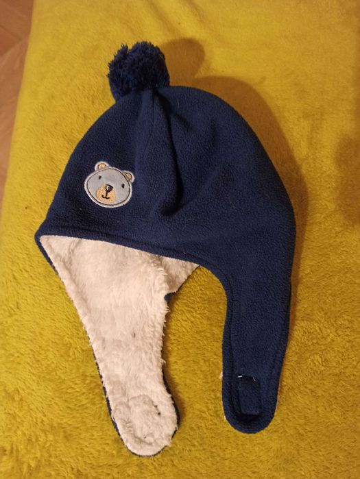 Czapka polarowa z misiem ocieplona futerkiem 45-47 cm.