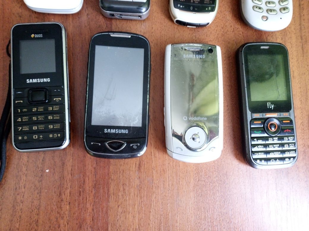 Старі мобільні телефони одним лотом