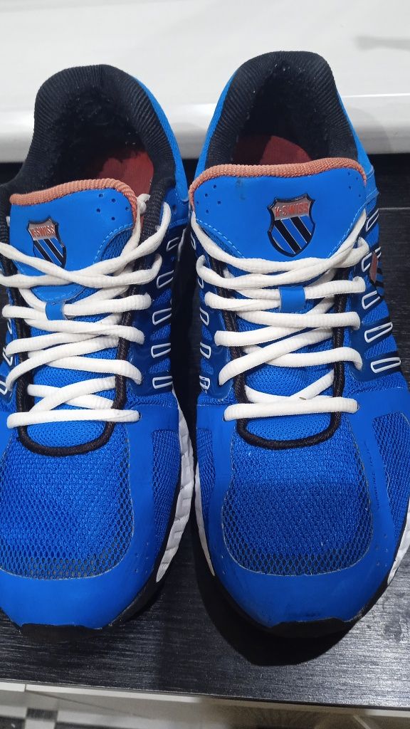 Спортивні чоловічі кросівки K-SWISS в хорошому стані.