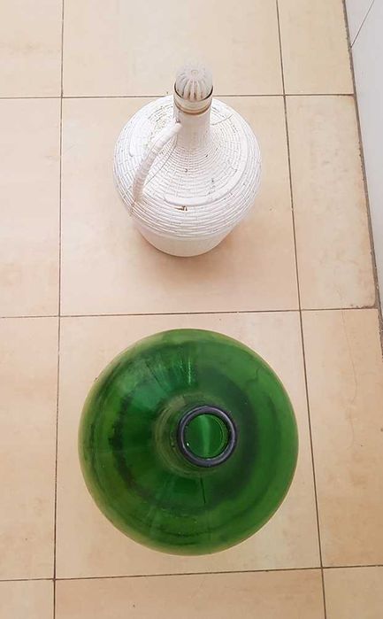 2 garrafões de vidro antigos 5l (verde) e 2,5l (branco)