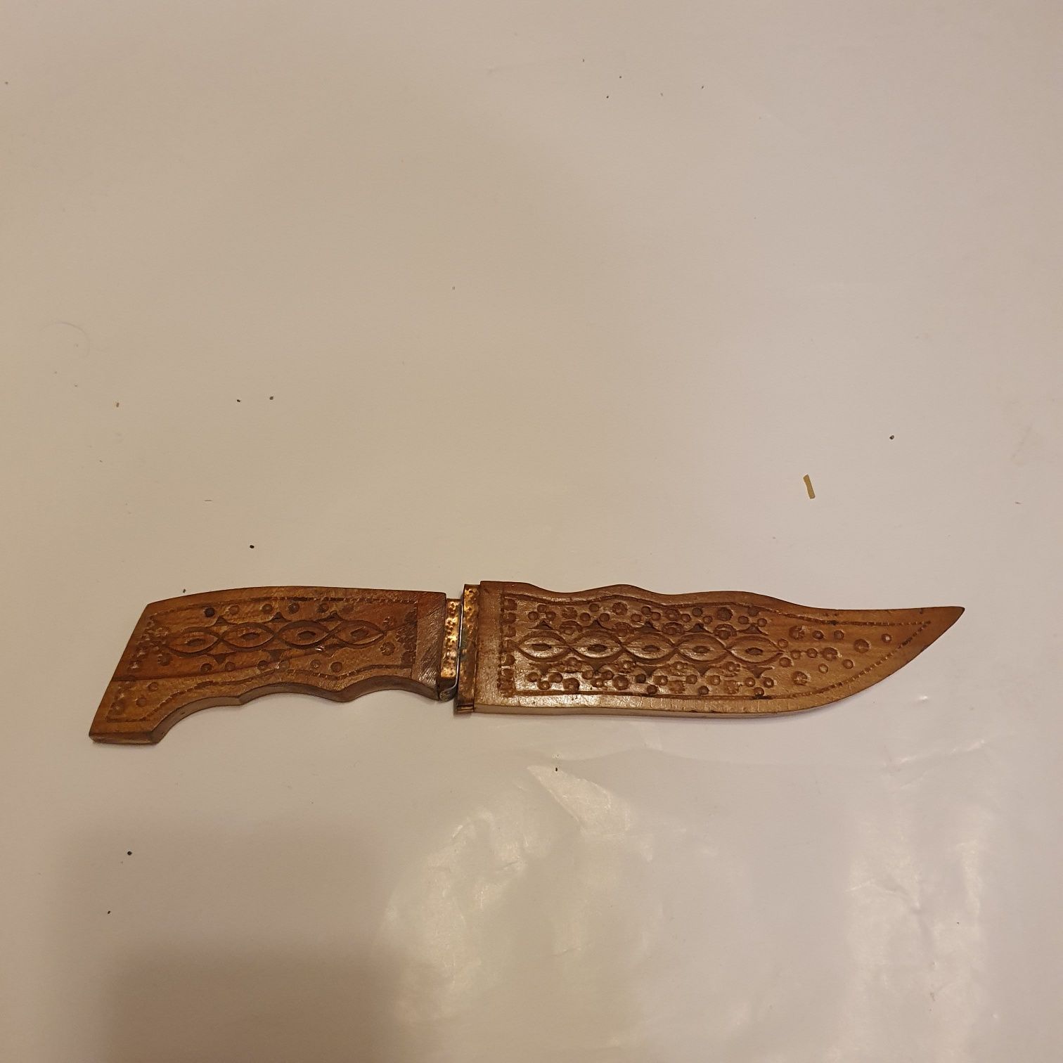 Нож с деревянными ножнами
