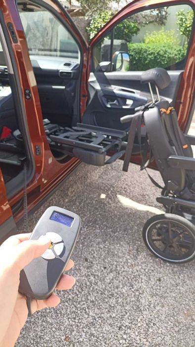 Veiculo com cadeira de rodas com elevador elétrico, acompanhante