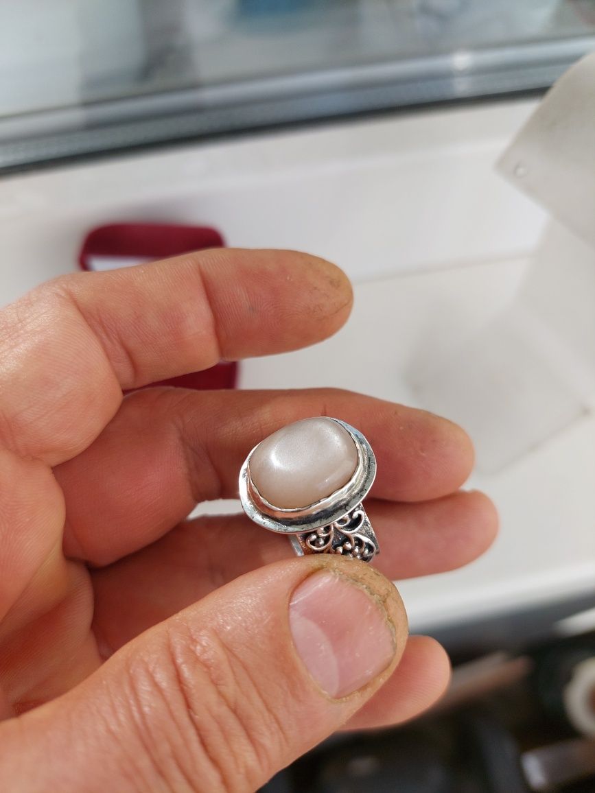 Серебряный перстень с натуральным солнечным камнем гелиолитом