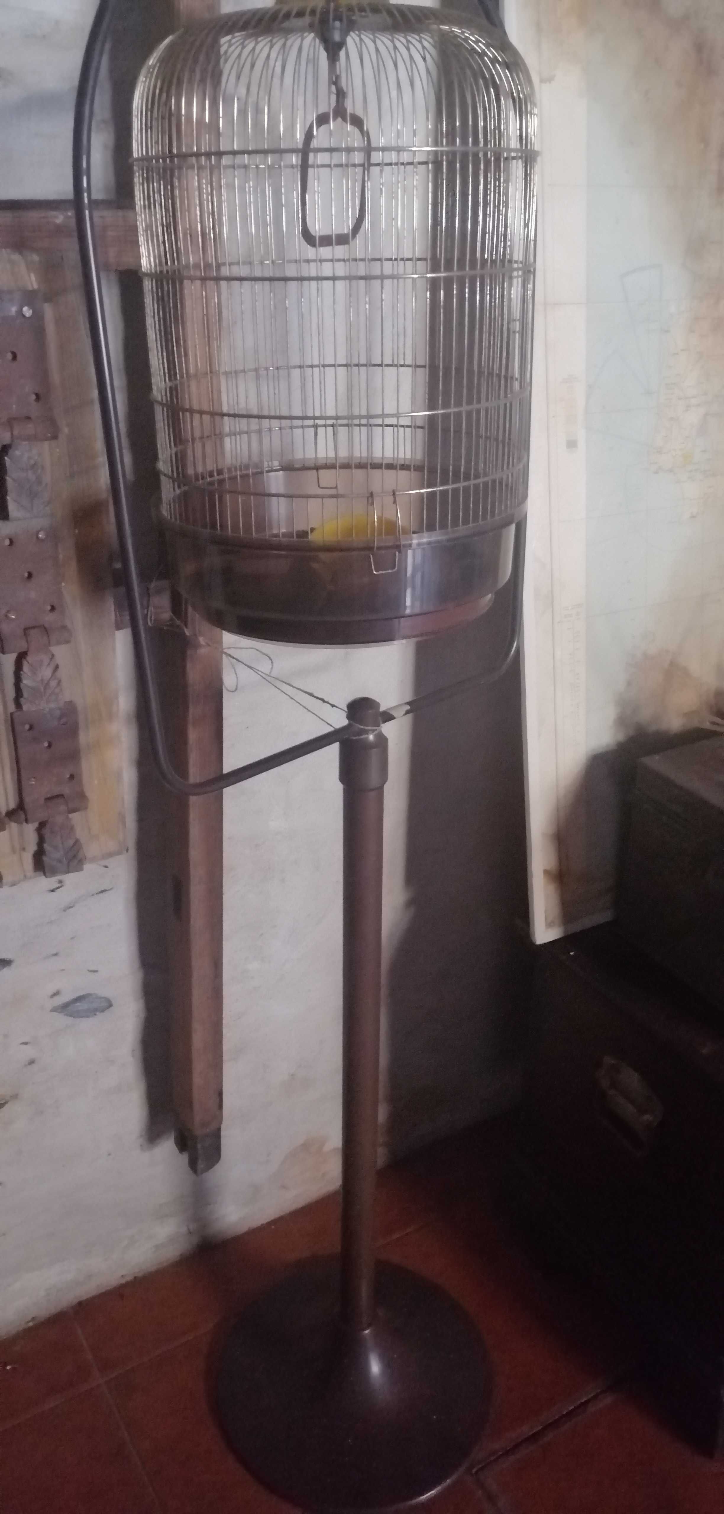 Gaiola de pé para pássaros.