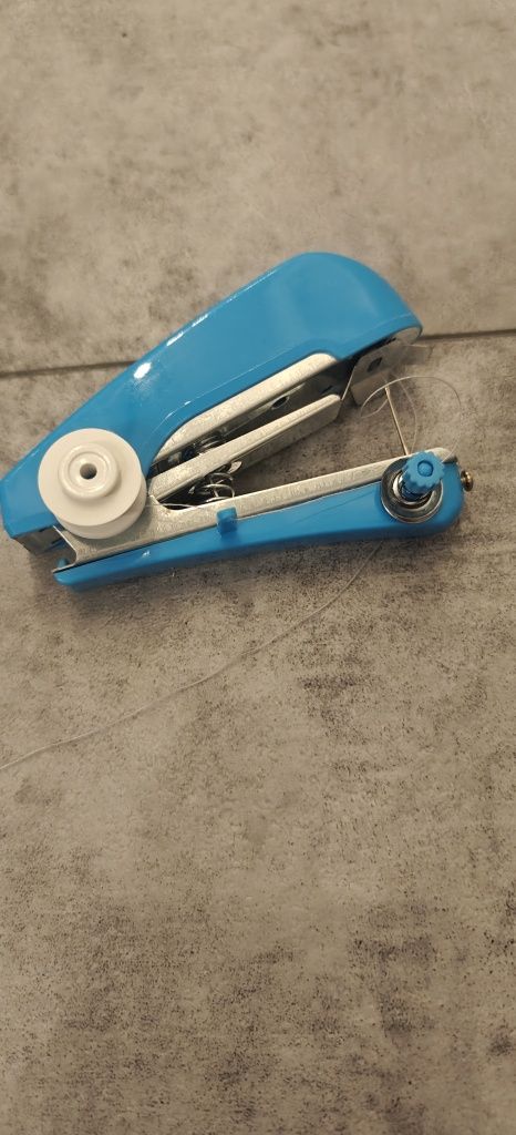Mini maszyna do szycia