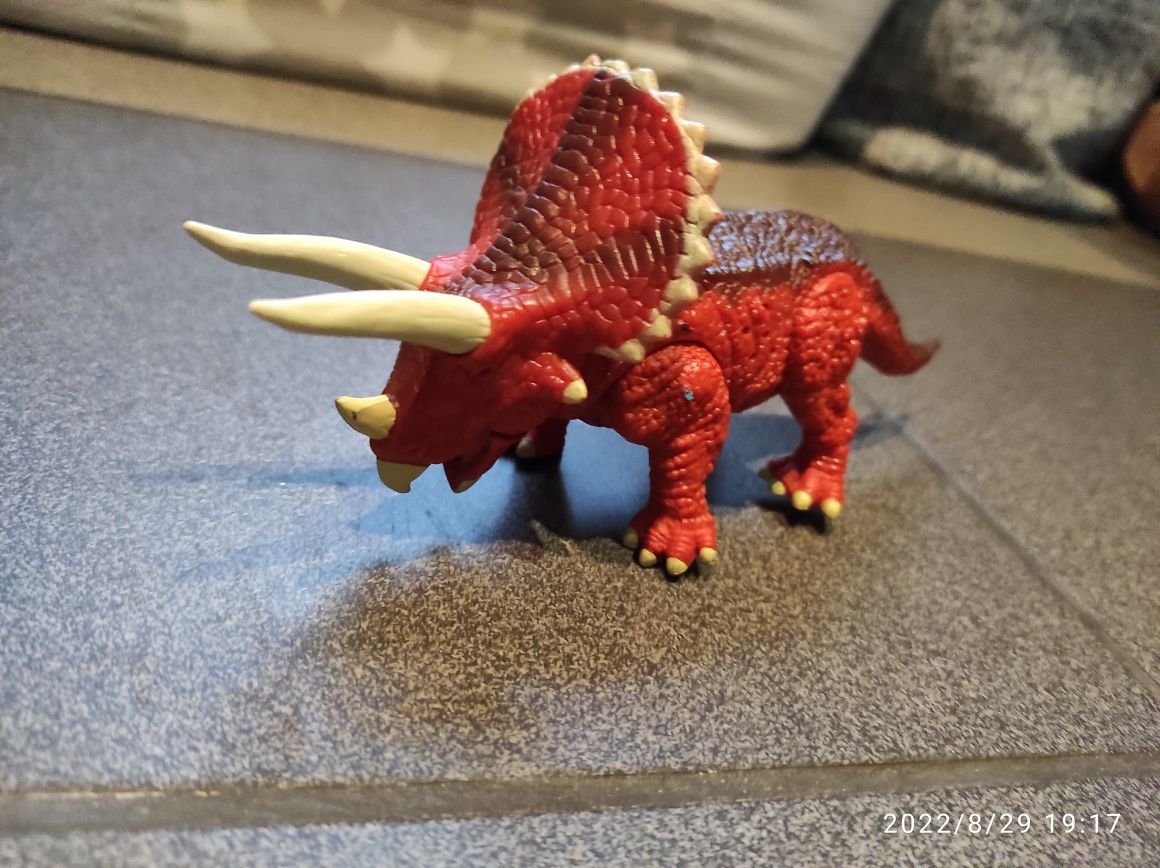 Figurka triceratops ryczy dźwięk światło smyk smiki
