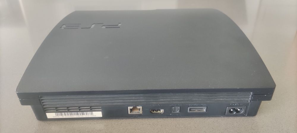 PS3 Slim 160GB + 3 comandos + jogos PS3