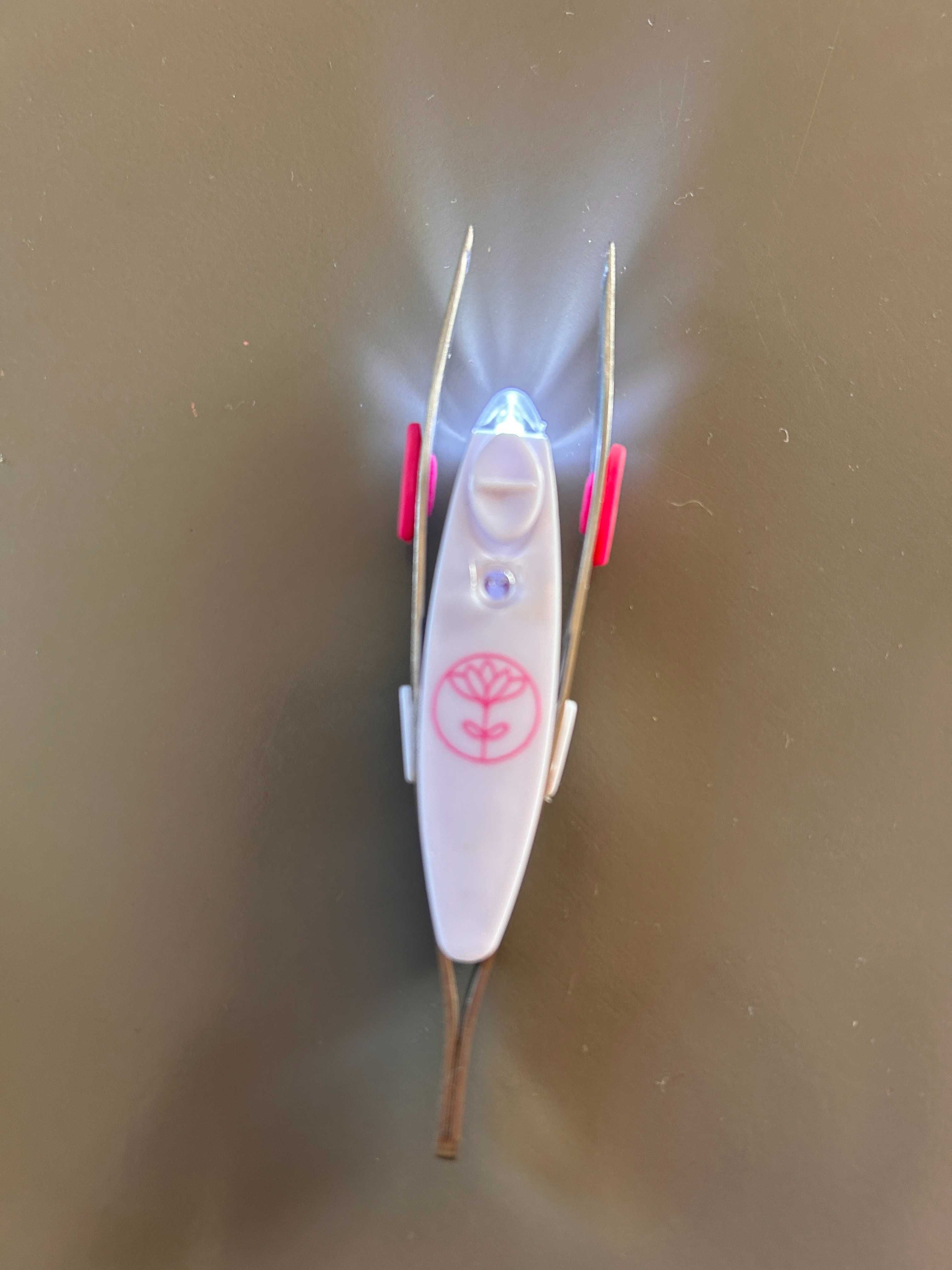 Pinça com luz para retirar pelos