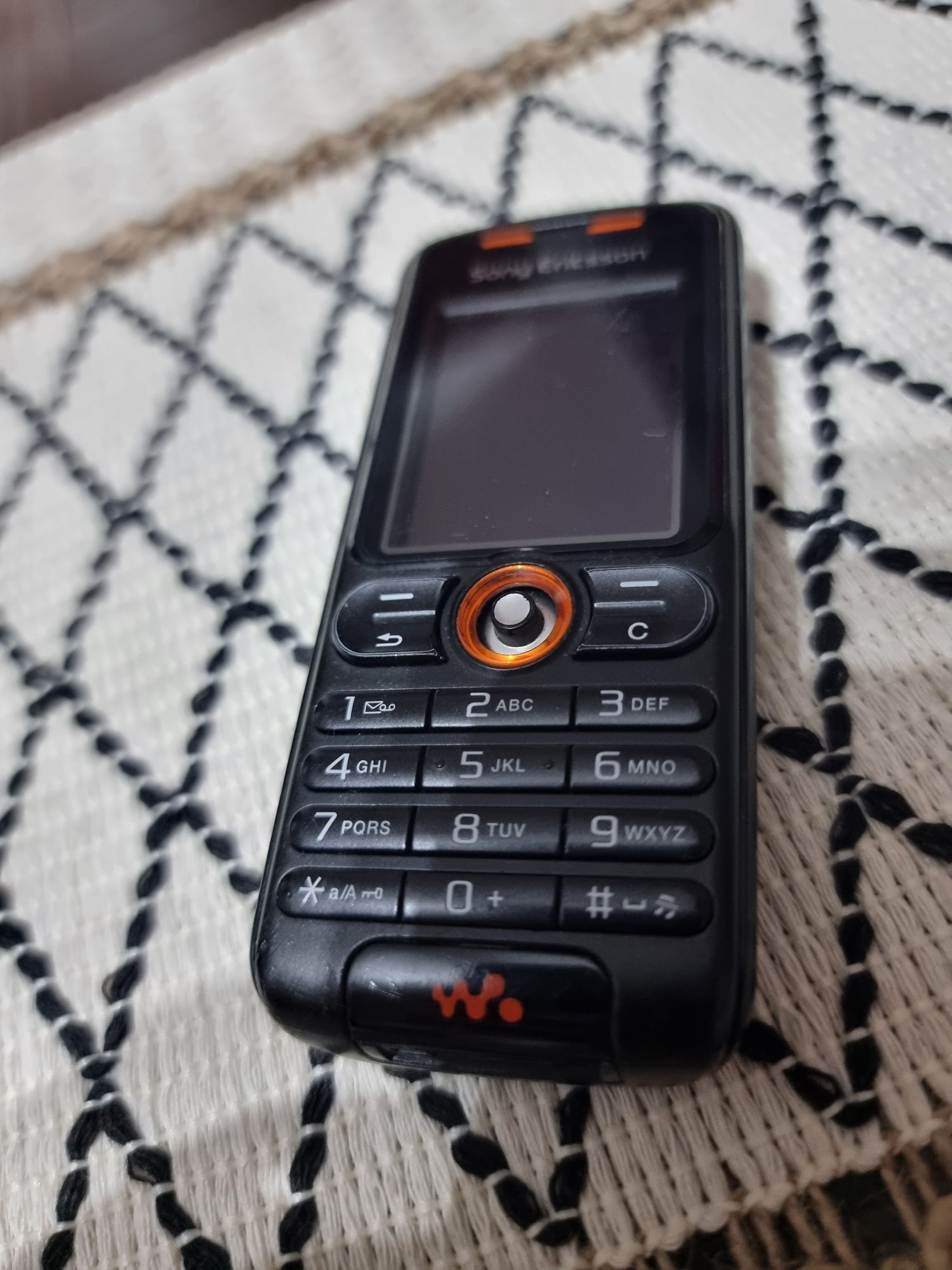Telefon komórkowy Sony Ericsson w200i