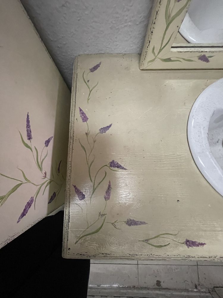 Szafka łazienkowa z umywalką i lustrem, malowane kwiaty, lawenda
