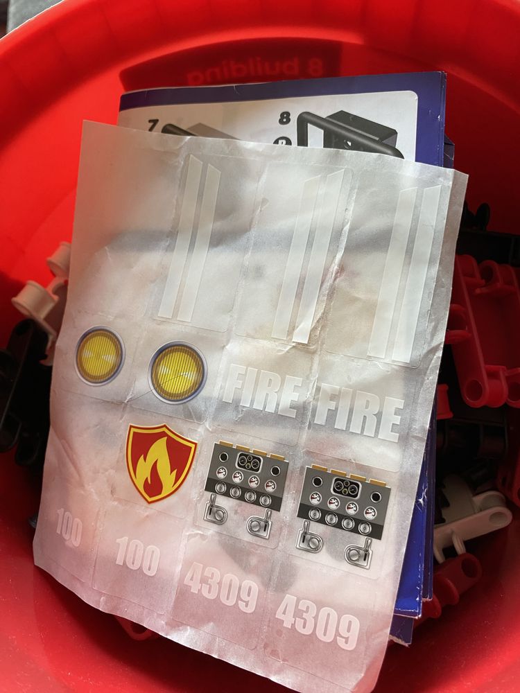 Klocki CLICS Wiaderko 8 w 1, 127 elementów Straż Pożarna CB-197