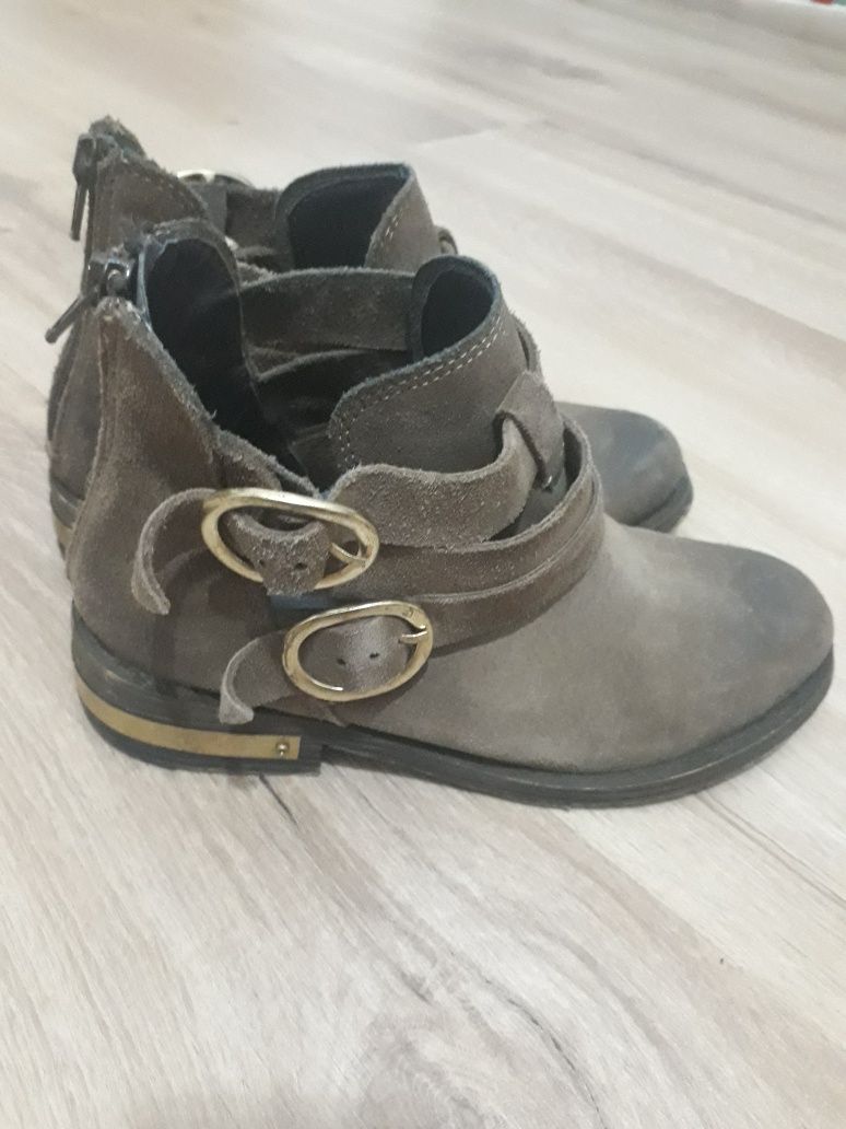 Botas castanho envelhecido/douradas pele camurça