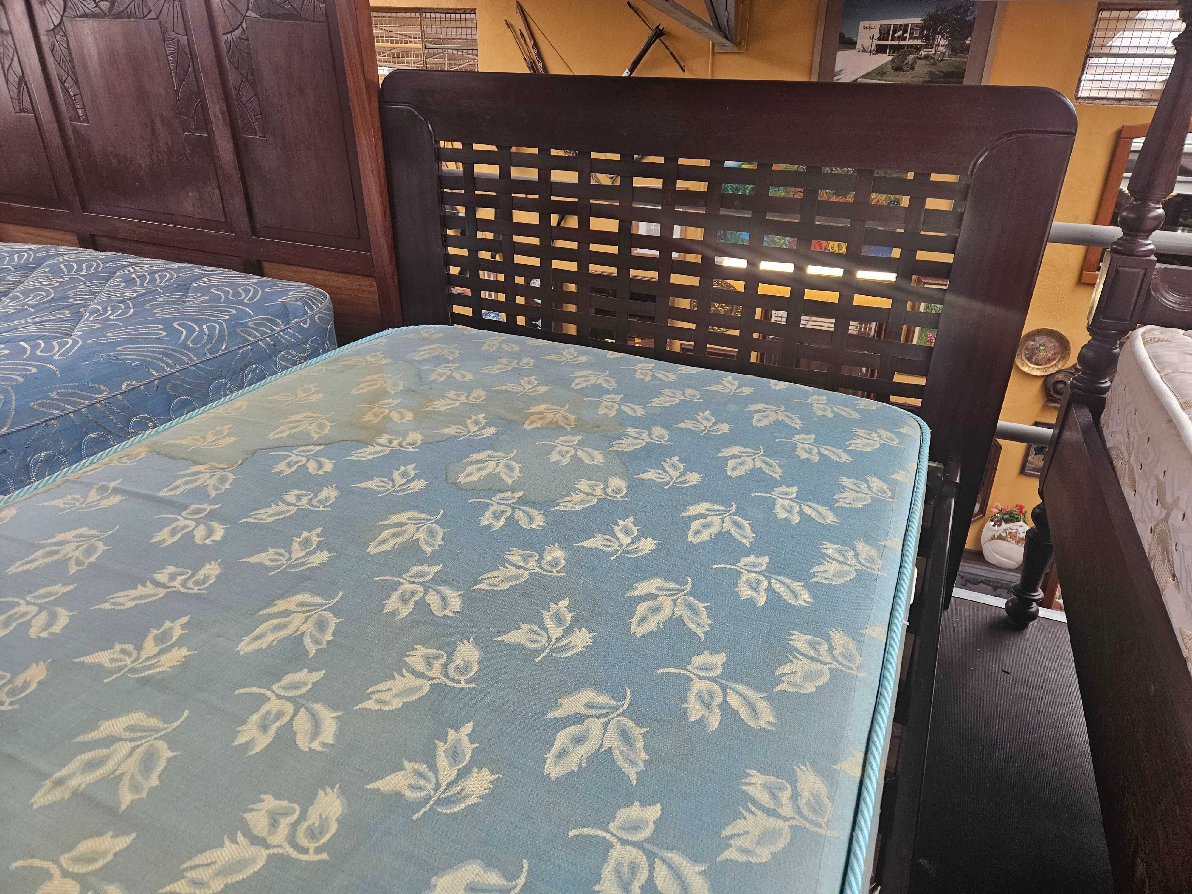 Cama de solteiro em madeira maciça com estra