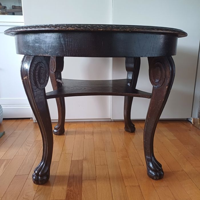 Stary okrągły rzeźbiony stół 100 cm rzeźbione łapy i blat z półką