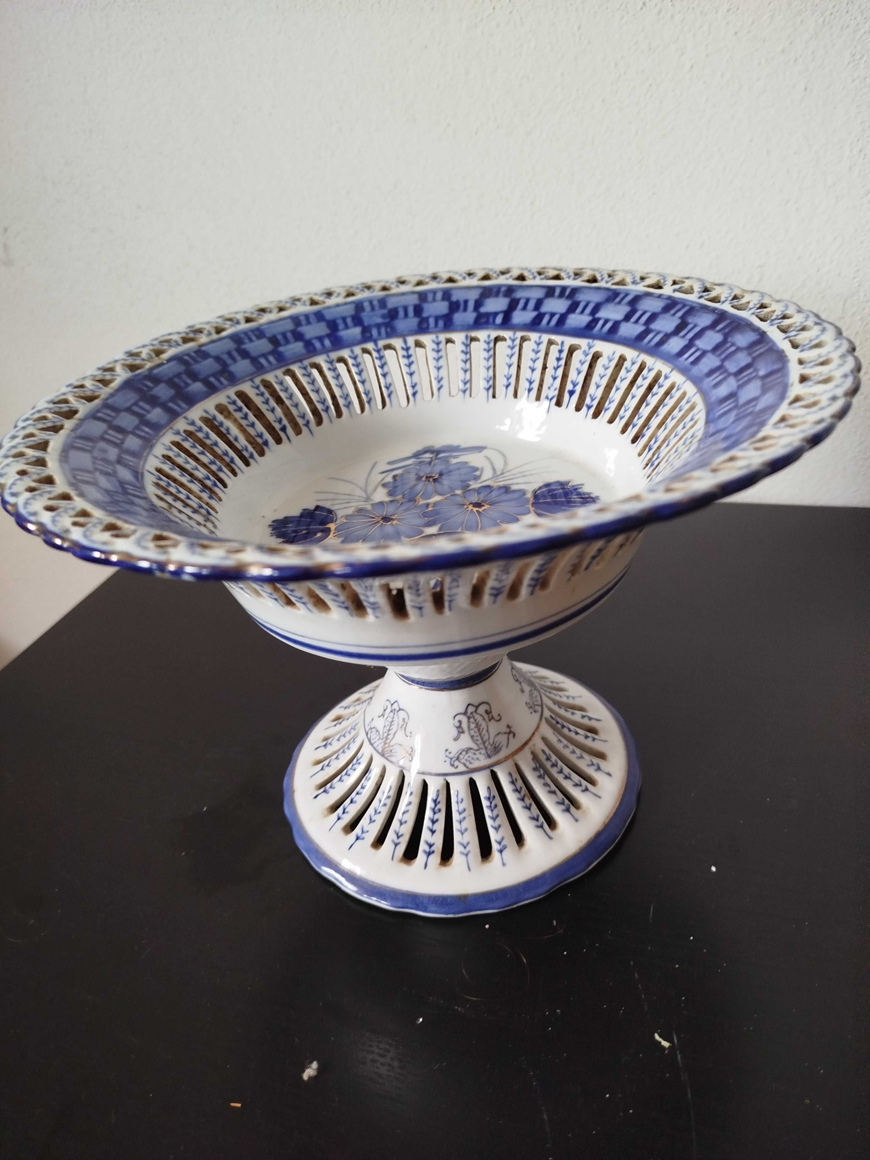 Peça de decoração de centro de mesa e com forma circular.
