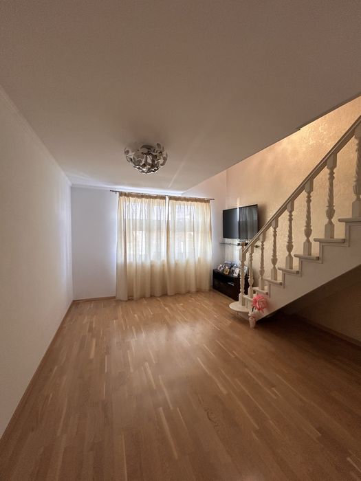 Продаж дворівневої квартири на вулиці Крайня