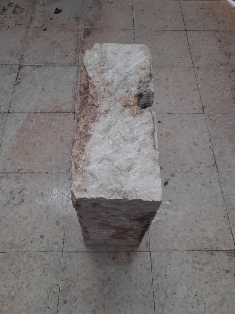 Pia antiga em pedra
