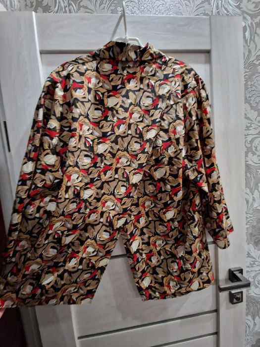 Блуза з розрізом